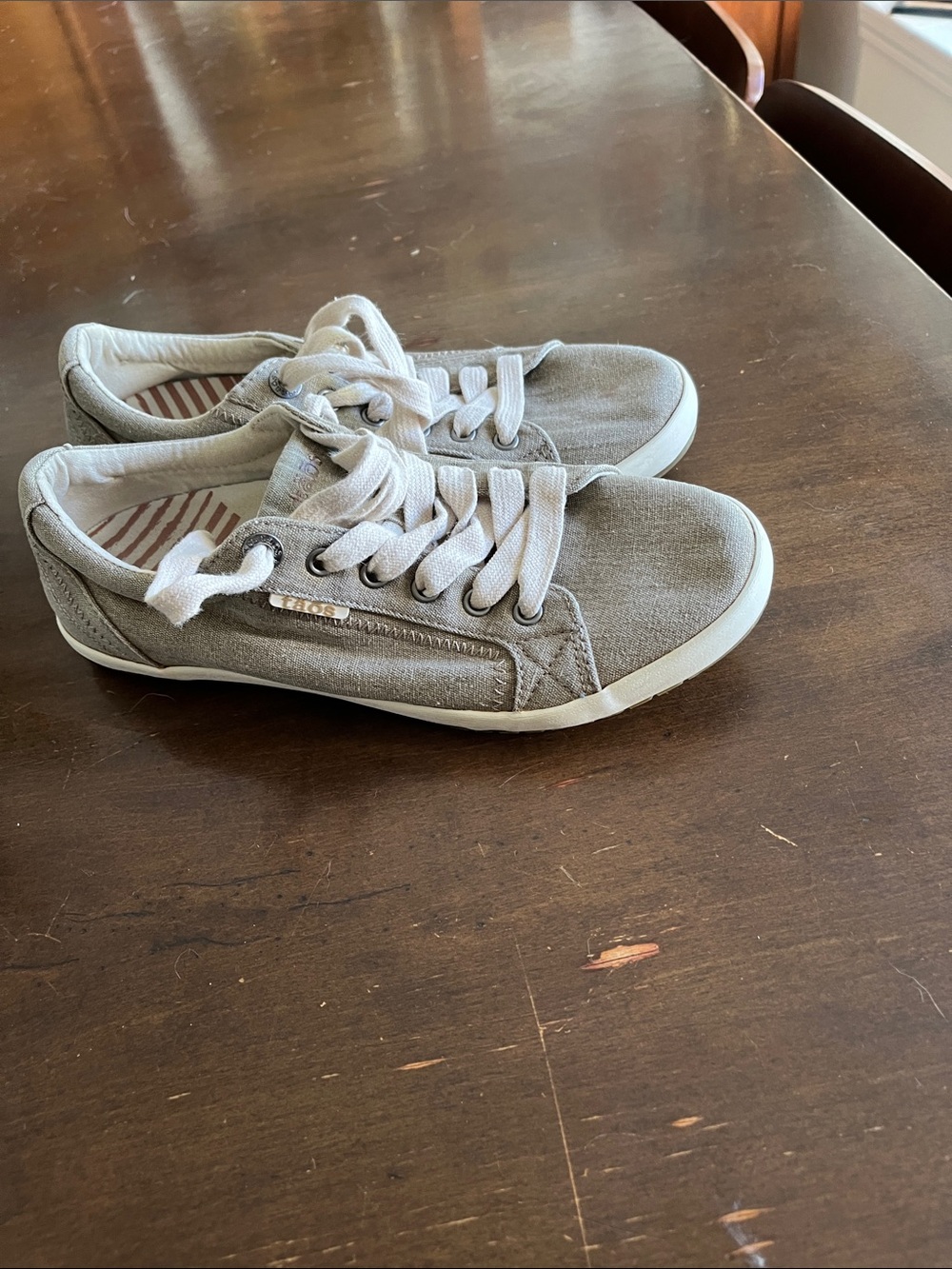 Taos Footwear Women's Light Gray Canvas Lace-Up Sneakers